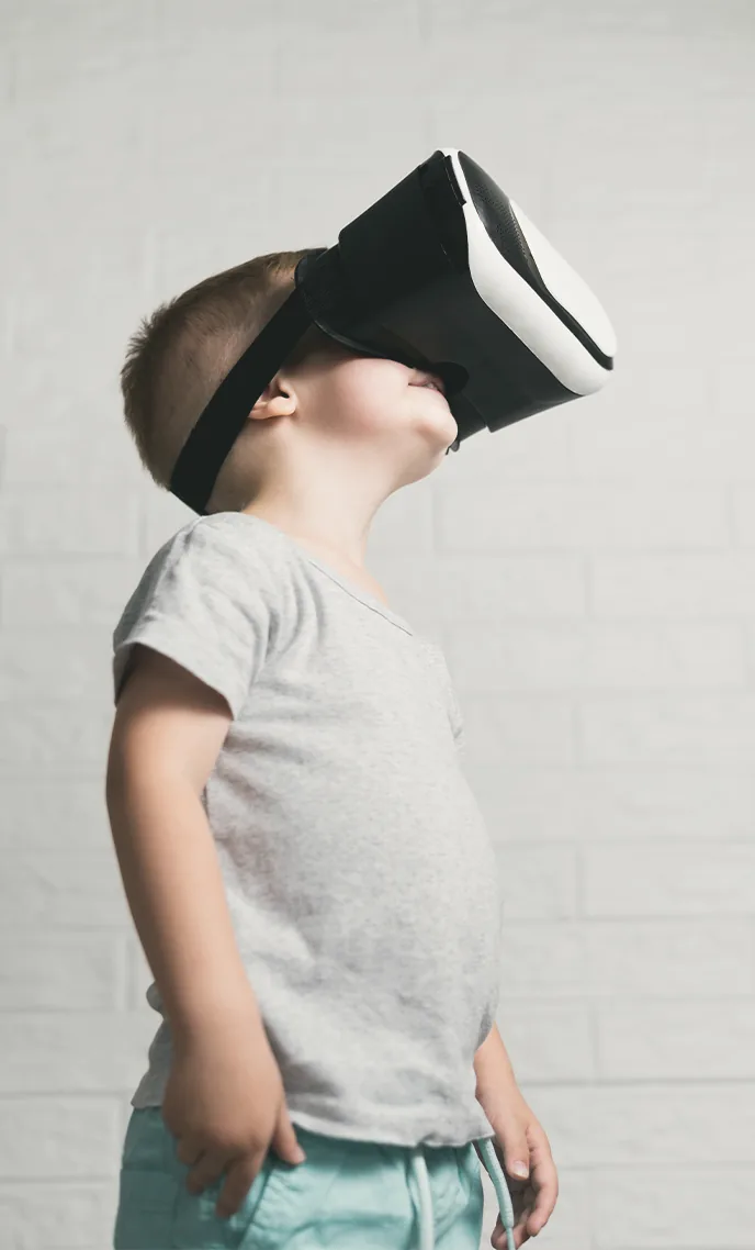 Criança usando óculos de realidade virtual durante teste neuropsicológico